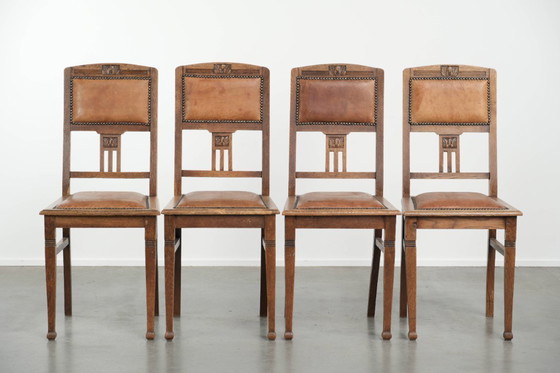 Image 1 of Ensemble de 4 chaises de salle à manger anciennes en chêne de style Art nouveau, recouvertes de peau de mouton.