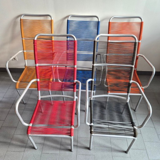 SET VAN 5 VINTAGE SCOUBIDOU FAUTEUILS UIT 1950, GEMAAKT VAN ALUMINIUM EN PLASTIC DRAAD.
