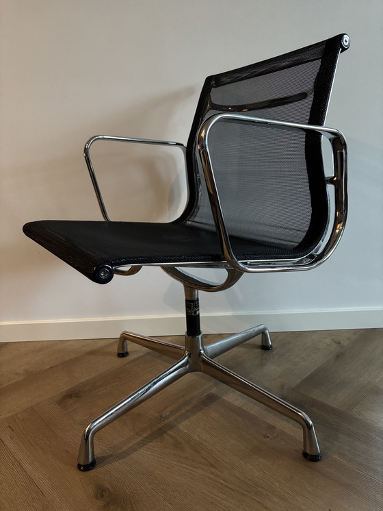 Image 1 of EAMES EA108 STOEL ZWART NETWEAVE ALUMINIUM FRAME VITRA
