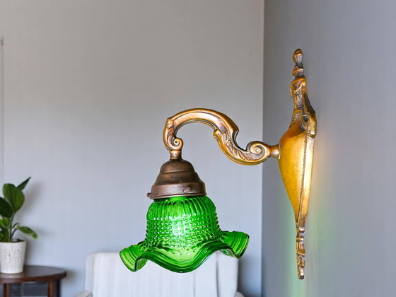 Image 1 of Lampada da parete in stile Art Nouveau con tulipano in vetro verde e applique in ottone decorato
