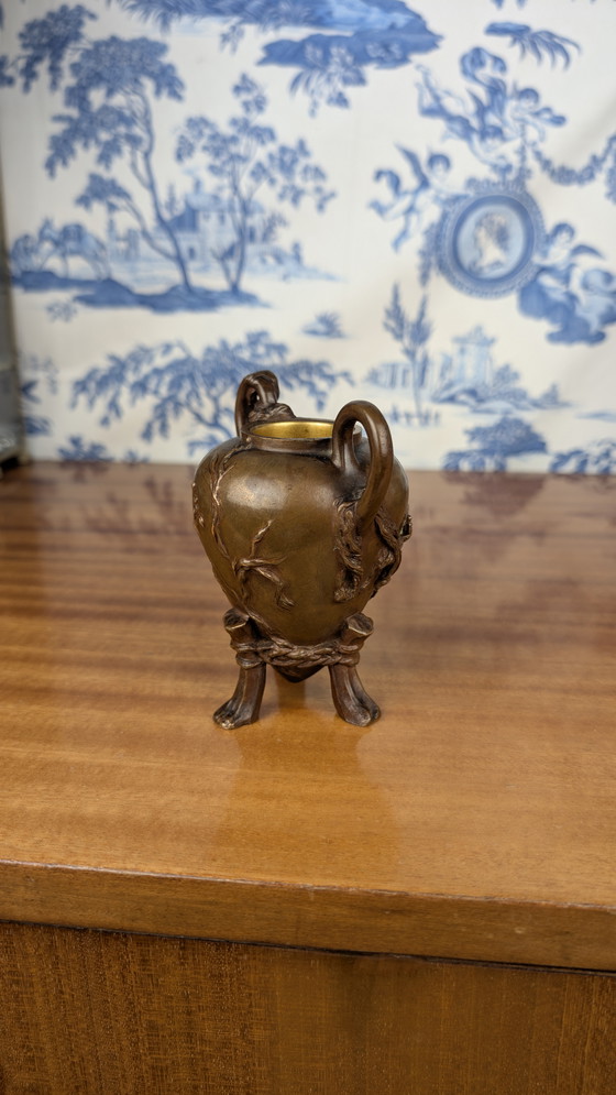 Image 1 of Piccolo vaso a treppiede firmato Barrias e Barbedienne in bronzo dorato Art Nouveau, fine XIX secolo
