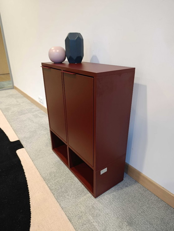 Image 1 of Bibliothèque Tylko rouge bordeaux avec portes.