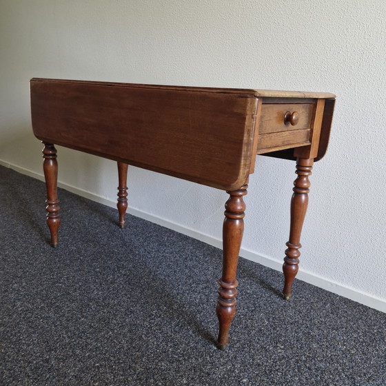 Image 1 of Table d'appoint ancienne en bois avec tiroir et plateau rabattable
