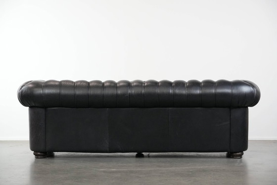 Image 1 of Schwarzes Chesterfield-Dreisitzer-Sofa aus Rindsleder