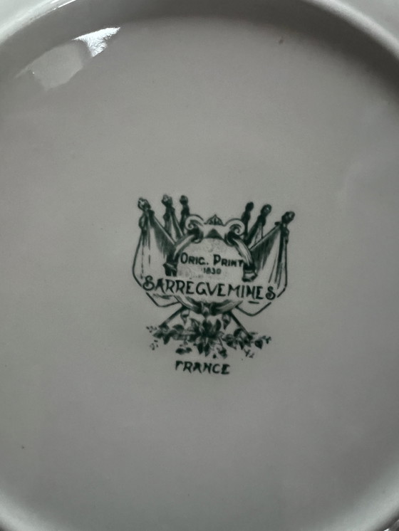 Image 1 of Set aus französischem Sarreguemines-Transfergeschirr und napoleonischen Tafeln.