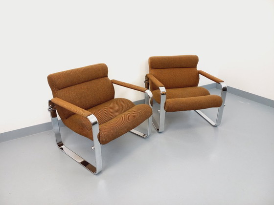 Image 1 of Een paar vintage Eero Aarnio fauteuils voor Framac, uitgevoerd in stof en chroom, uit de jaren 60 en 70.