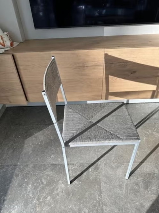 Tabletop in frosted glass and the frame in grey aluminium. – Dining tables (photo 5 of 6)