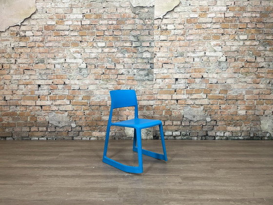 Vitra Tip Ton – Blue plastic | Barber & Osgerby – Dining chairs (photo 2 of 16)