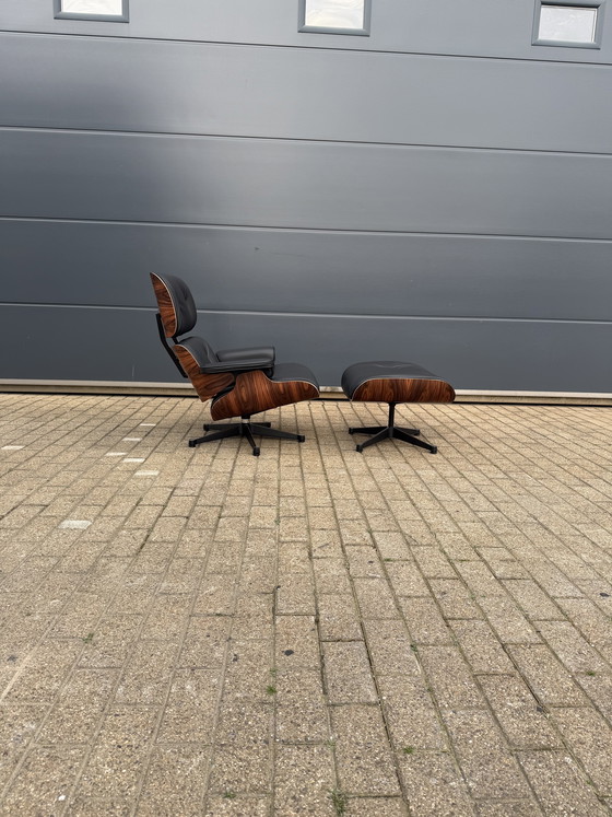 Image 1 of Poltrona lounge Vitra Eames XL + poggiapiedi, in pregiata pelle nera e palissandro Santos. NUOVA!!