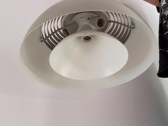 Lampada a sospensione AJ Royal di Arne Jacobsen per Louis Poulsen, 1957, alluminio laccato grigio, design (photo 4 of 14)