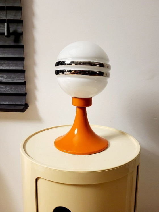 Image 1 of Vintage space age tafellamp uit de jaren 60 met lampenkap in mat wit glas en metalen oranje voet