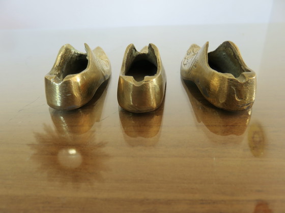 Image 1 of Serie von 3 Aschenbechern aus Messing in Babouche-Form