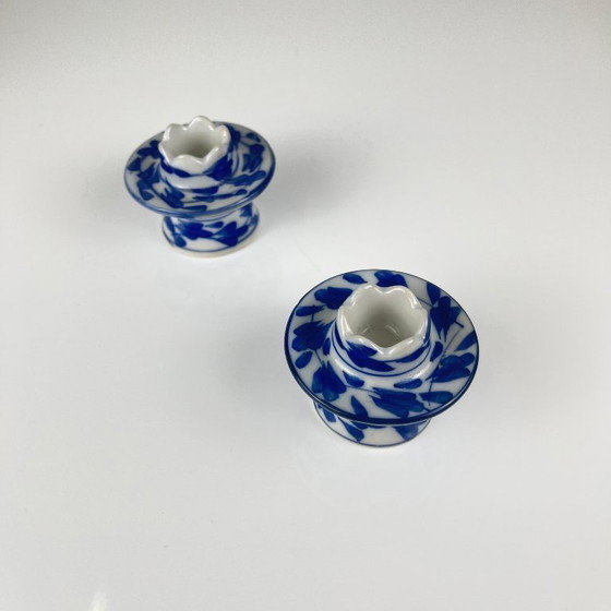 Image 1 of Set di 2 candelieri in porcellana blu e bianca, XX secolo.
