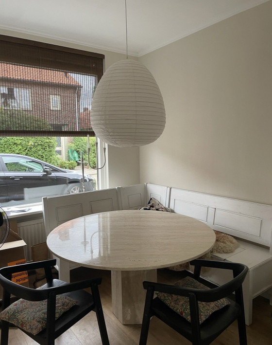 Image 1 of Mesa de comedor redonda de travertino Ø140 cm, diseño de piedra natural Japandi