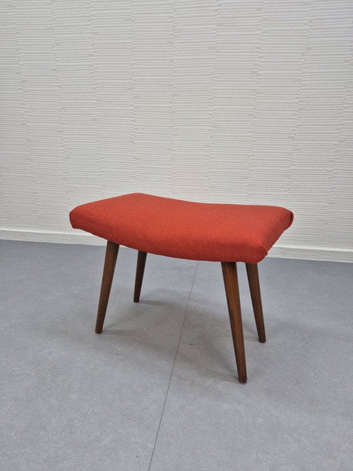 Repose-pieds vintage, pieds en bois avec nouveau revêtement.
