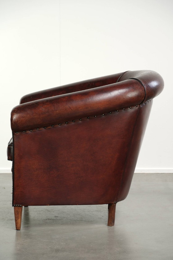 Stoere vintage schapenleren clubfauteuil met mooie kleuren en een luxe afwerking met siernagels en zwarte (photo 5 of 12)