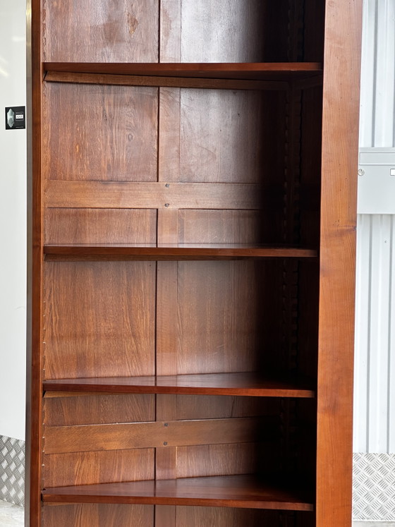 Image 1 of Libreria angolare in legno massello di ciliegio - manifattura del XX secolo