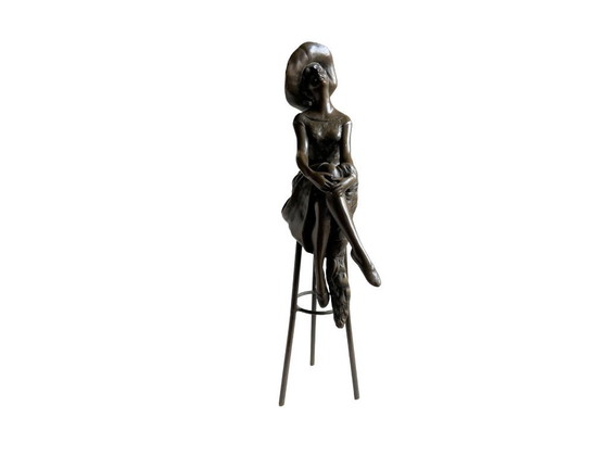 Image 1 of Elegante Bronzeskulptur Frau mit Hut