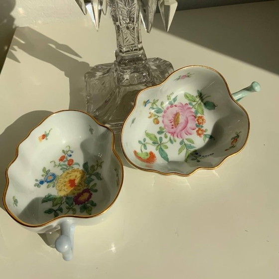 Image 1 of Coppia di antichi piatti giapponesi in porcellana Kutani a forma di foglia – Era Meiji/Taisho – Dipinti a mano e dorati