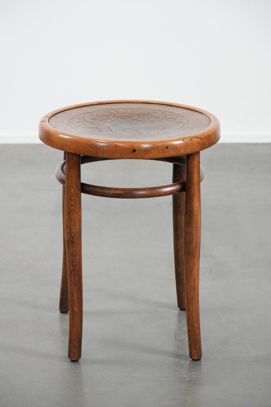 Image 1 of Tabouret ancien en bois courbé de style Thonet, datant du début des années 1900.