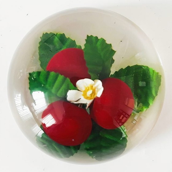 Image 1 of Fermacarte vintage in plexiglass con bacche e fiori, anni '70.