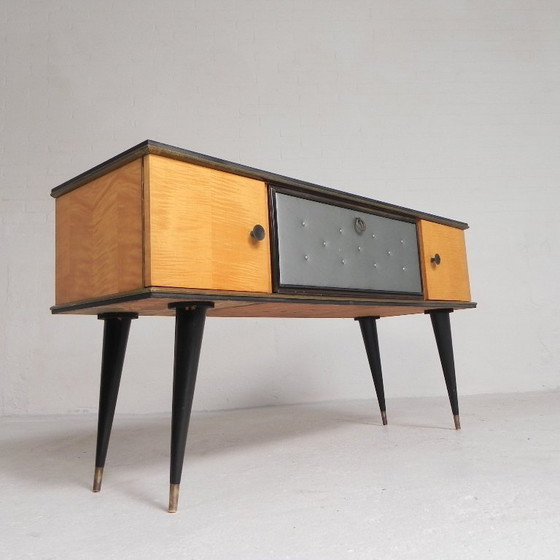 Image 1 of Aparador antiguo con patas cónicas, década de 1950.