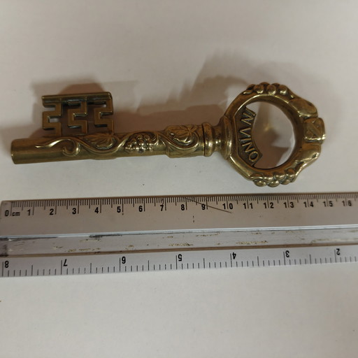  Vintage brass corkscrew & bottle opener – key-shaped “VERITAS IN VINO” design