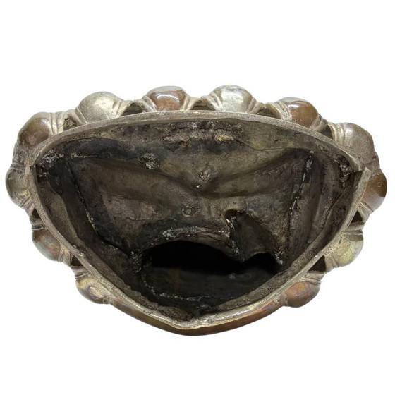 Raro Buda Shakyamuni de Patan – Túnica floral grabada a mano, c. 1920 – Esculturas, Bronze (photo 10 of 10)