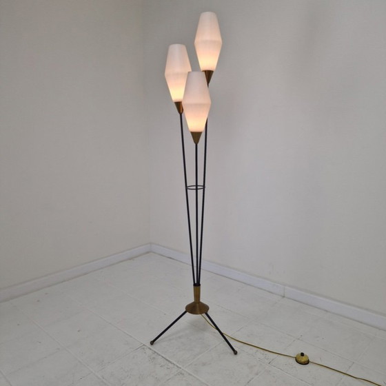 Image 1 of Lampadaire trépied en verre opalin et laiton, Italie, années 1950