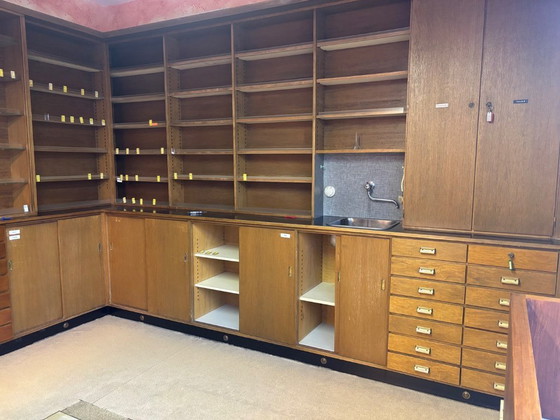 Image 1 of Interno completo di farmacia di metà secolo (a forma di U) – Realizzato su misura, anni '60