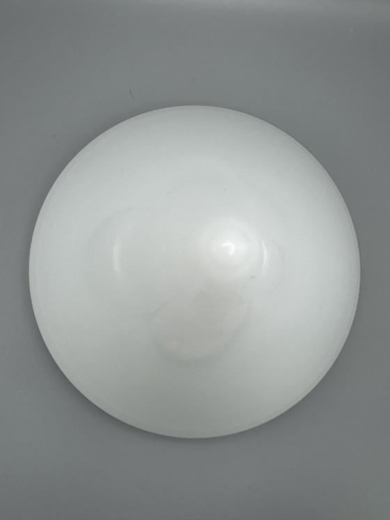 Image 1 of Plafonnier avec abat-jour conique en verre et monture en laiton