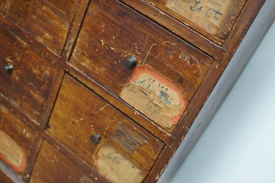 Image 1 of Mobiletto industriale olandese per farmacia/officina in pino, circa anni '20