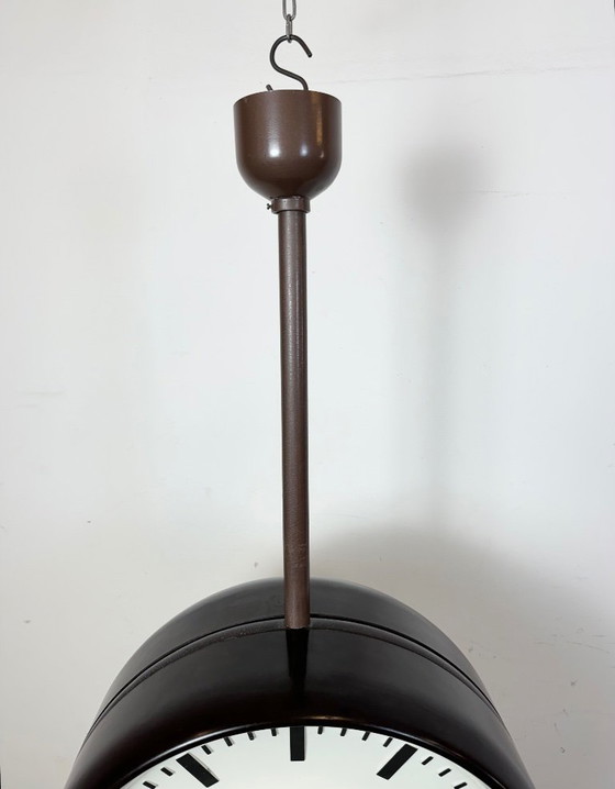 Image 1 of Grote industriële bakelieten dubbelzijdige fabrieksklok van Pragotron, jaren 50