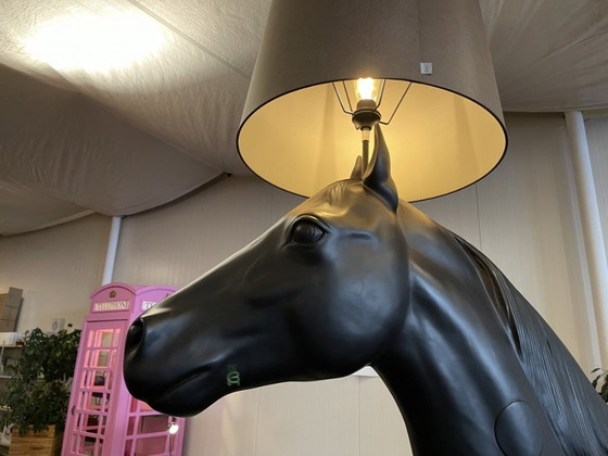 Moooi Horse Lamp – Zwart glasvezel | Front – Vloerlampen, Fiberglass, Polyester (photo 5 of 9)