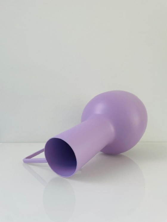 Image 1 of Pichet en métal lilas avec grande anse 30 cm