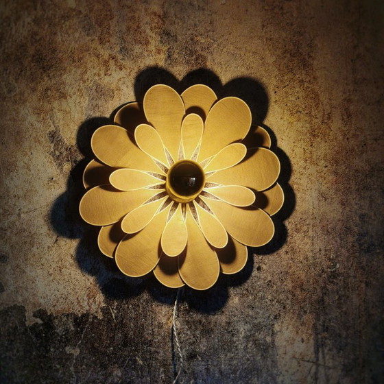 Image 1 of Wall-mounted flower, Marguerite model, 24 petals in rattan and linen (customizable shade)