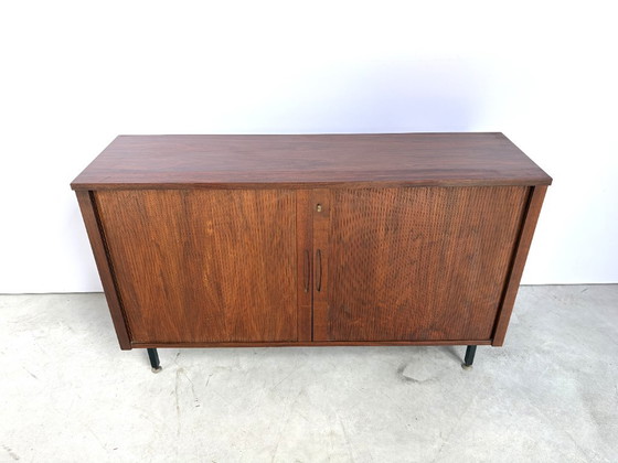 Credenza Mid-Century con ante a serrandina, anni '60 – Credenze con vetrina, Metallo, Legno (photo 9 of 10)