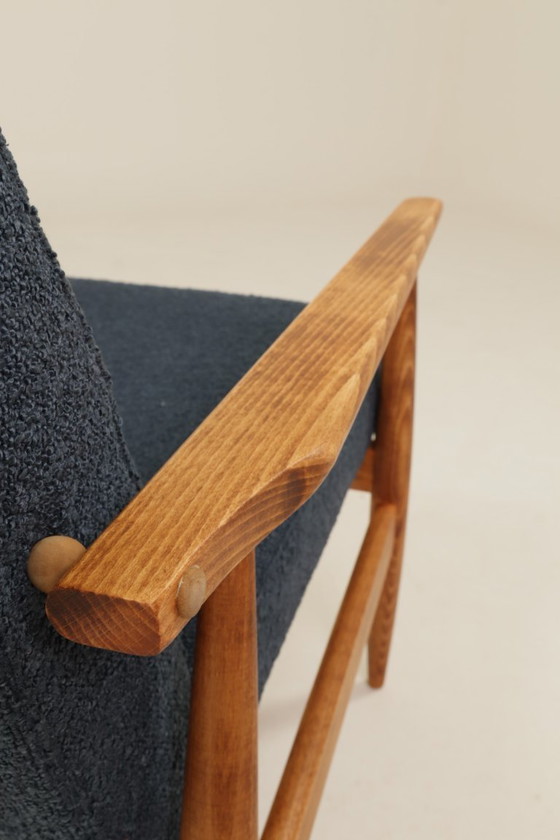 Image 1 of Fauteuil scandinave bleu marine à structure en bois bouclé, design H.Lis