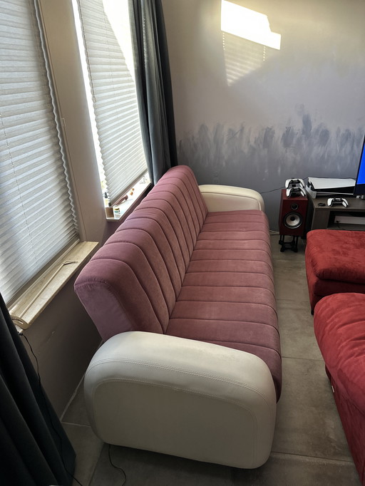 Slaapbank met opbergruimte – Roze fluweel en witte armleuningen