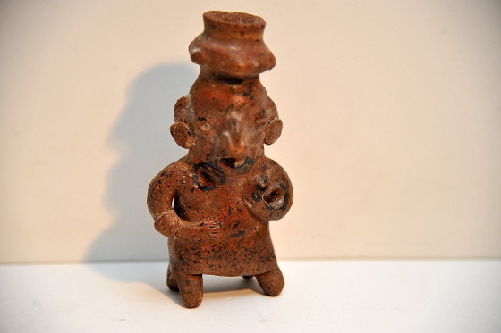 Nayarit Terrakotta-Figur, Frau mit Vase, Bildhauerei, Keramik, Braun, Vintage (Foto 9 von 11)