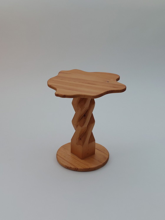 Image 1 of Table d'appoint vintage sculptée à la main, en pin, pièce unique