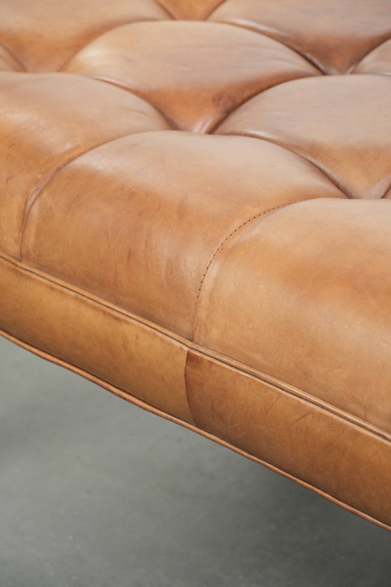 Image 1 of Grand pouf/table basse XXL en peau de mouton sur roulettes, de style Chesterfield anglais classique.