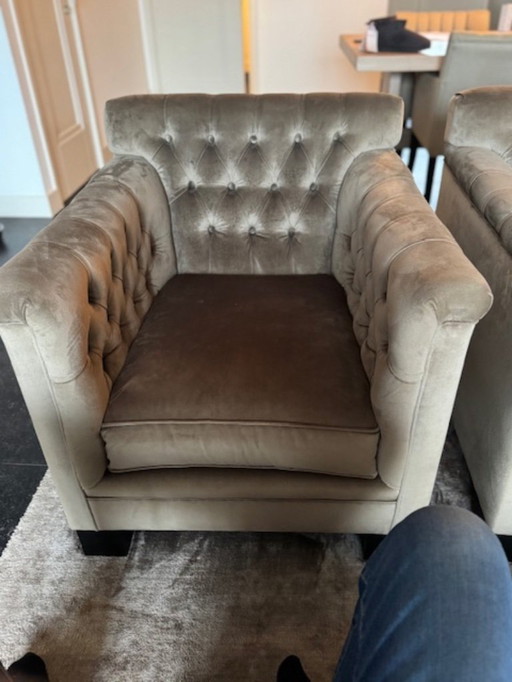 Sillones de DMF Interiors, modelo Violette. Tela: Avalon Taupe.