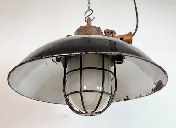 Image 1 of Lampada a sospensione industriale a gabbia in ghisa e smalto nero, anni '60