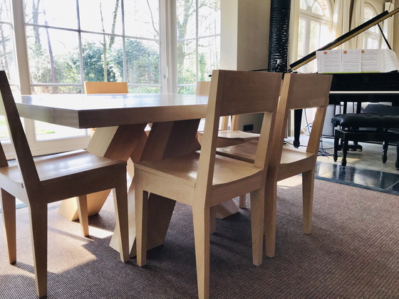 Image 1 of La table « Metro » de Birdmanfurniture et les six chaises « Amsterdam » sont conçues par Frans Van der Heijden.