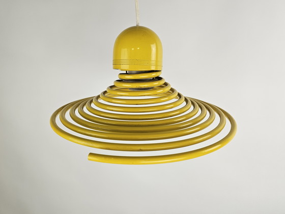 Image 1 of Suspension spirale pop art italienne en métal jaune