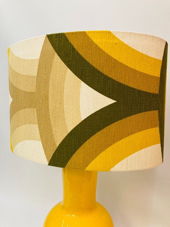 Image 1 of Lampe de table rétro chic avec abat-jour original des années 70 – jaune et vert olive