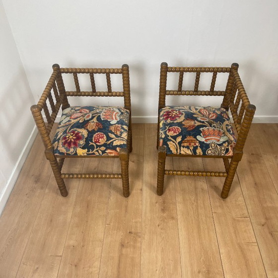 Image 1 of Zwei Eckstühle aus gedrechseltem Holz mit Federkern und Stoffsitzen, Mitte des 20. Jahrhunderts