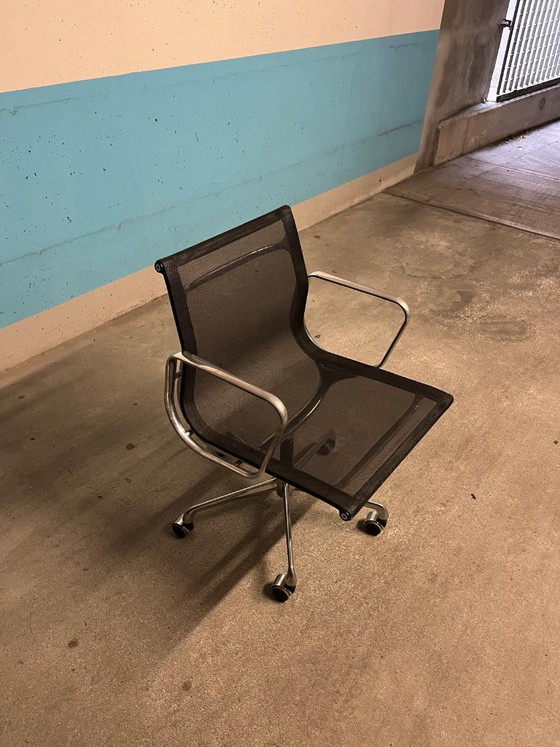 Silla de oficina giratoria, negra y plateada, Eames, Sillas de oficina, Metal, Textil, Negro (foto 3 de 8)
