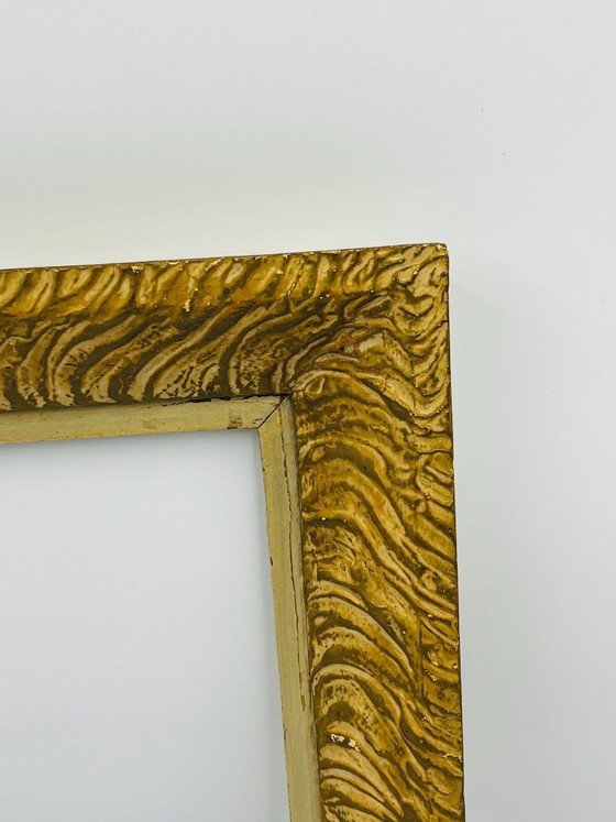 Image 1 of Vintage, gesneden houten lijst met een gouden afwerking.